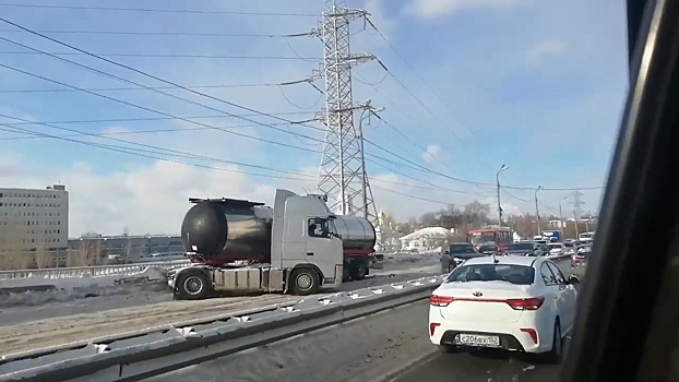 Бензовоз создал пробку на въезде на Мызинский мост