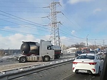 Бензовоз создал пробку на въезде на Мызинский мост