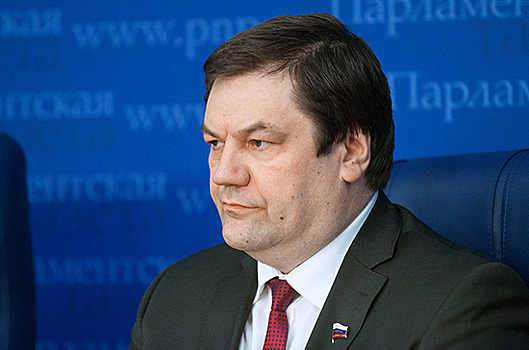 Фомин не поддержал идею ввести налог на выезд из России