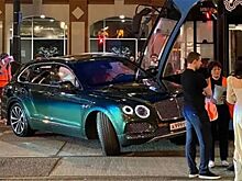 Видео: дочь московского миллионера на Bentley Bentayga врезалась в трамвай