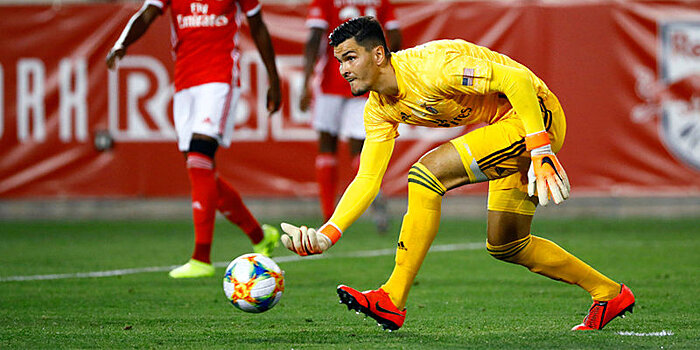 Российский вратарь Злобин продлил контракт с португальским «Фамаликаном» до 2027 года