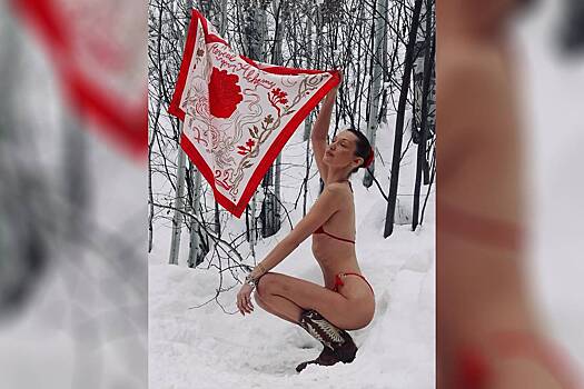 Белла Хадид снялась в крошечном бикини среди снега и берез