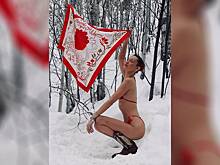 Белла Хадид снялась в крошечном бикини среди снега и берез