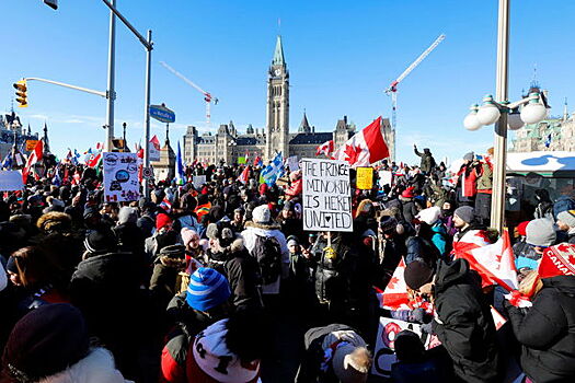 Автомобиль въехал в толпу протестующих в Канаде