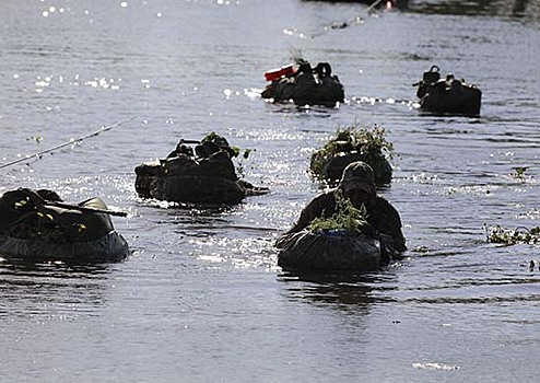На Кубани в рамках конкурса «Зеленая тропа» военнослужащие форсировали водную преграду