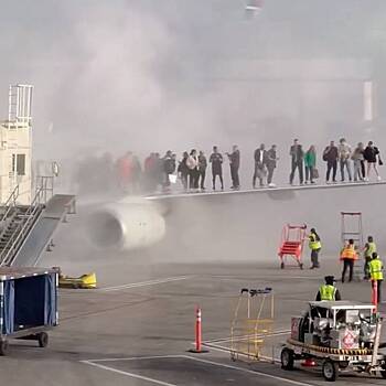 Эвакуация пассажиров из горящего самолета в США попала на видео