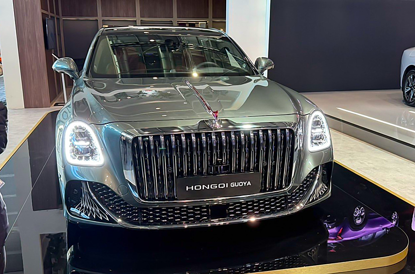 Hongqi L1 (Guoya). Китайская компания представила в Париже серийную версию модели из гаммы Sunflower. Размеры составляют 5353 x 1998 x 1511 миллиметров, расстояние между осями — 3260 миллиметров. Предложены колёса диаметром 19 или 20 дюймов. У машины оригинальный передний бампер, а также обилие хромированных деталей и фирменных «фишек».