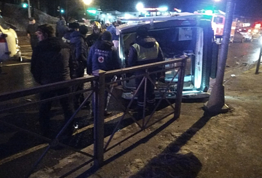 В Ленобласти на Дороге Жизни перевернулась машина «скорой помощи»