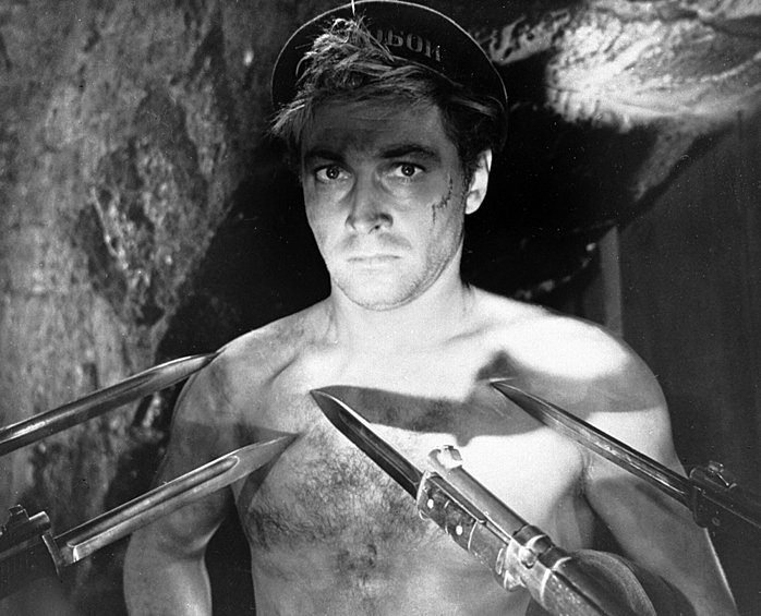 Вячеслав Тихонов в роли матроса Алексея в фильме "Оптимистическая трагедия", 1963 год