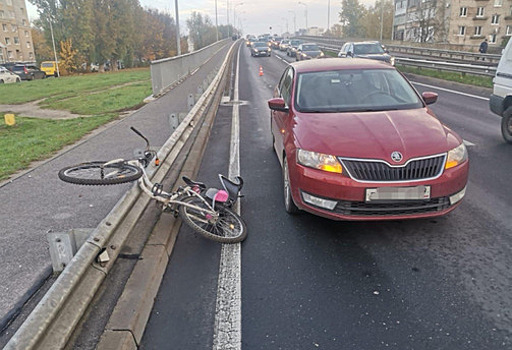 В Калининграде велосипедистка врезалась в дверь, которую открыла пассажирка машины, и получила тяжёлые травмы