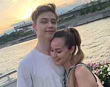 Романтика дня: 17-летний сын Тарзана и Королевой целует звезду «Дома-2» на берегу Черного моря