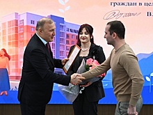 Глава Адыгеи вручил жилищные сертификаты девяти молодым семьям