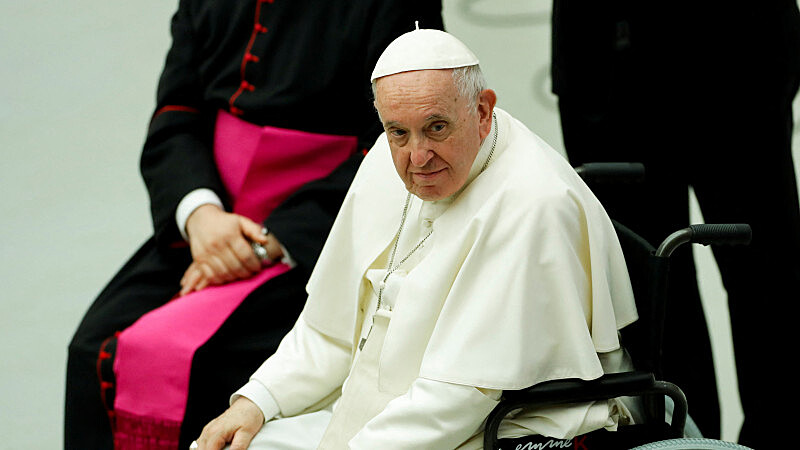 Стало известно о решении папы Римского отложить визит в Киев
