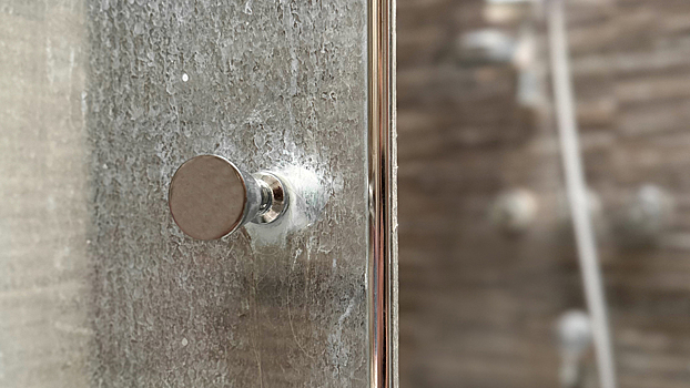 Хватит это терпеть: как избавиться от белёсого налёта в душевой кабине