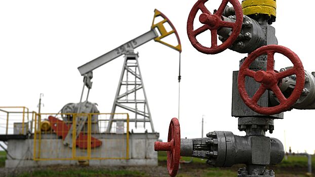 Экспорт нефти из России упал более чем вдвое