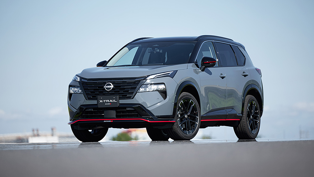 Кроссовер Nissan X-Trail впервые обзавёлся спортивной версией Nismo. Новинке полагается новый аэродинамический обвес, чёрно-красный декор кузова, перенастроенная подвеска с новыми амортизаторами Kayaba и 20-дюймовыe Enkei с резиной Michelin Pilot Sport. Кроме того, модель получила перекалиброванные настройки полного привода и рулевого управления.