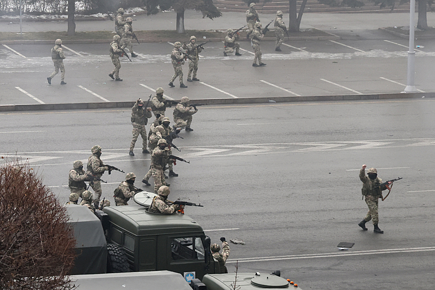 Военнослужащие во время контртеррористической операции против участников массовых акций беспорядков. Акции протеста в Казахстане начались 2 января в городах Жанаозен и Актау, где жители митинговали против высоких цен на топливо. Затем акции протеста охватили многие города страны. 5 января президент Казахстана Токаев отправил в отставку правительство и ввел на 2 недели режим чрезвычайного положения в Мангистауской и Алматинской областях, а также в Алма-Ате и Нур-Султане, Алма-Ата, 6 января 