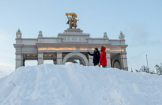 Сугробы в Москве достигли максимума за всю зиму