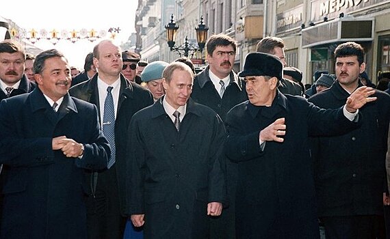 День в истории: Белый дом охраняют, к юбилею Казани — готовятся