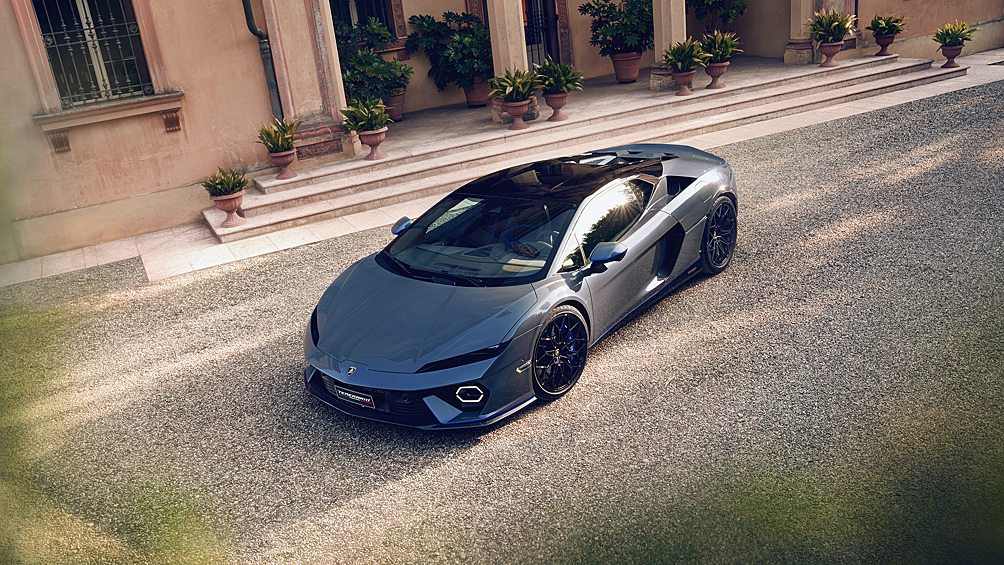 Гибридный суперкар Lamborghini Temerario получил первую уникальную версию от заводской программы персонализации Ad Personam. Новинка названа Porto Cervo в честь острова Сардиния, который послужил источником вдохновения. Кузов окрашен в цвет Grigio Serget, сочетающий в себе характерный серый оттенок с синими чешуйками, нижняя часть автомобиля сделана в глянцево-чёрном Nero Noctis с полоской цвета Blu Royal, а чёрные диски Velador контрастируют с синими тормозными суппортами. Салон оформлен в тон кузову и отделан матовым карбоном, а на дверях вышит профиль суперкара.