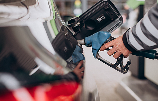 Нефтетрейдер Лацких прогнозирует снижение цен на бензин в Новосибирске