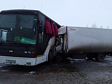 Два человека погибли в ДТП с автобусом из Таджикистана и грузовиком под Тобольском