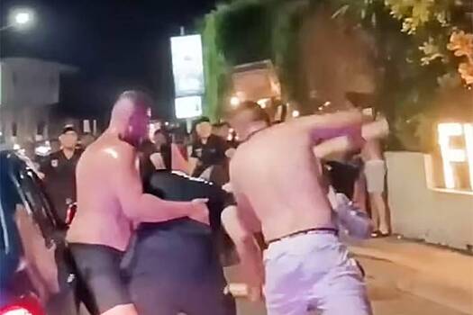 Полуголые туристы подрались с охранниками из-за женщины