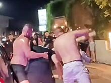 Полуголые туристы подрались с охранниками из-за женщины