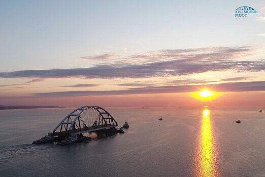 Автодорожная арка Крымского моста плывет к фарватеру