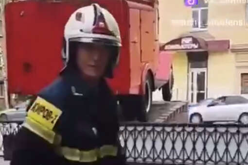 В МЧС Смоленска опубликовали клип, где спасатель не помог падающей девушке