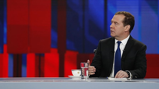 Медведев допустил переход на четырехдневку
