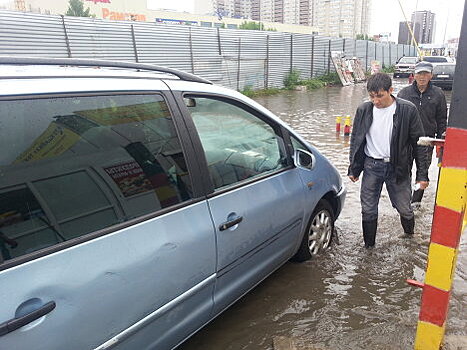 Сильные ливни затопили главные улицы Шымкента