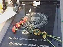 Мать участника СВО сняла на видео разгромленную школьниками могилу сына