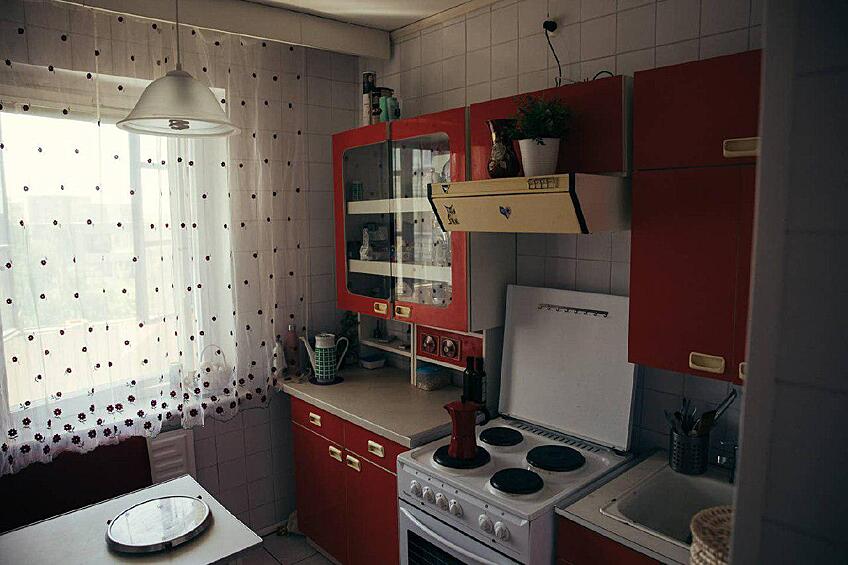 В ванной комнате был проведён ремонт, а на кухне есть современная техника, при этом холодильник и плита сделаны в СССР.