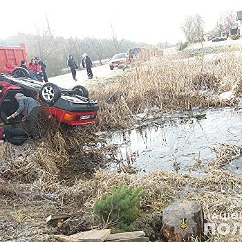 Из озера подо Львовом достали машину с четырьмя трупами внутри