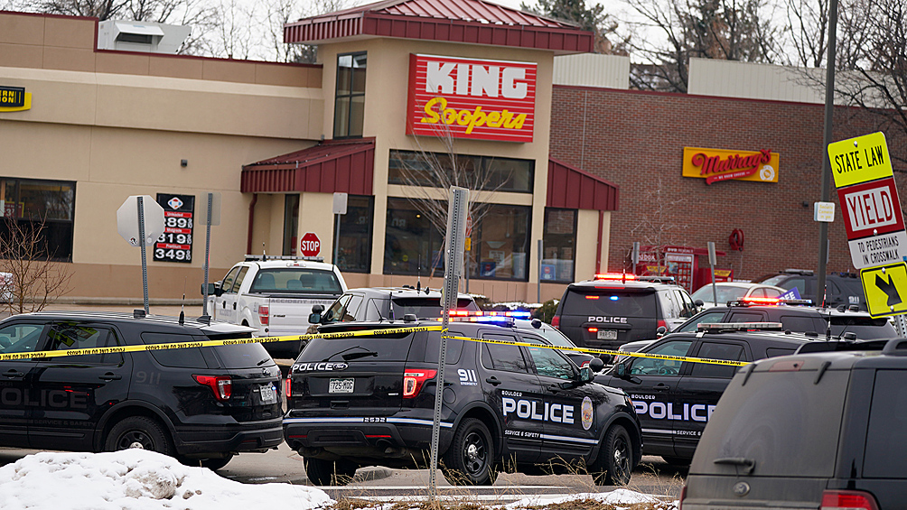 Экстренные службы на месте стрельбы в супермаркете King Soopers в Боулдере, штат Колорадо, 22 марта 2021 года