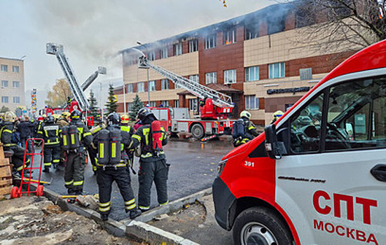 На юго-востоке Москвы загорелось административное здание