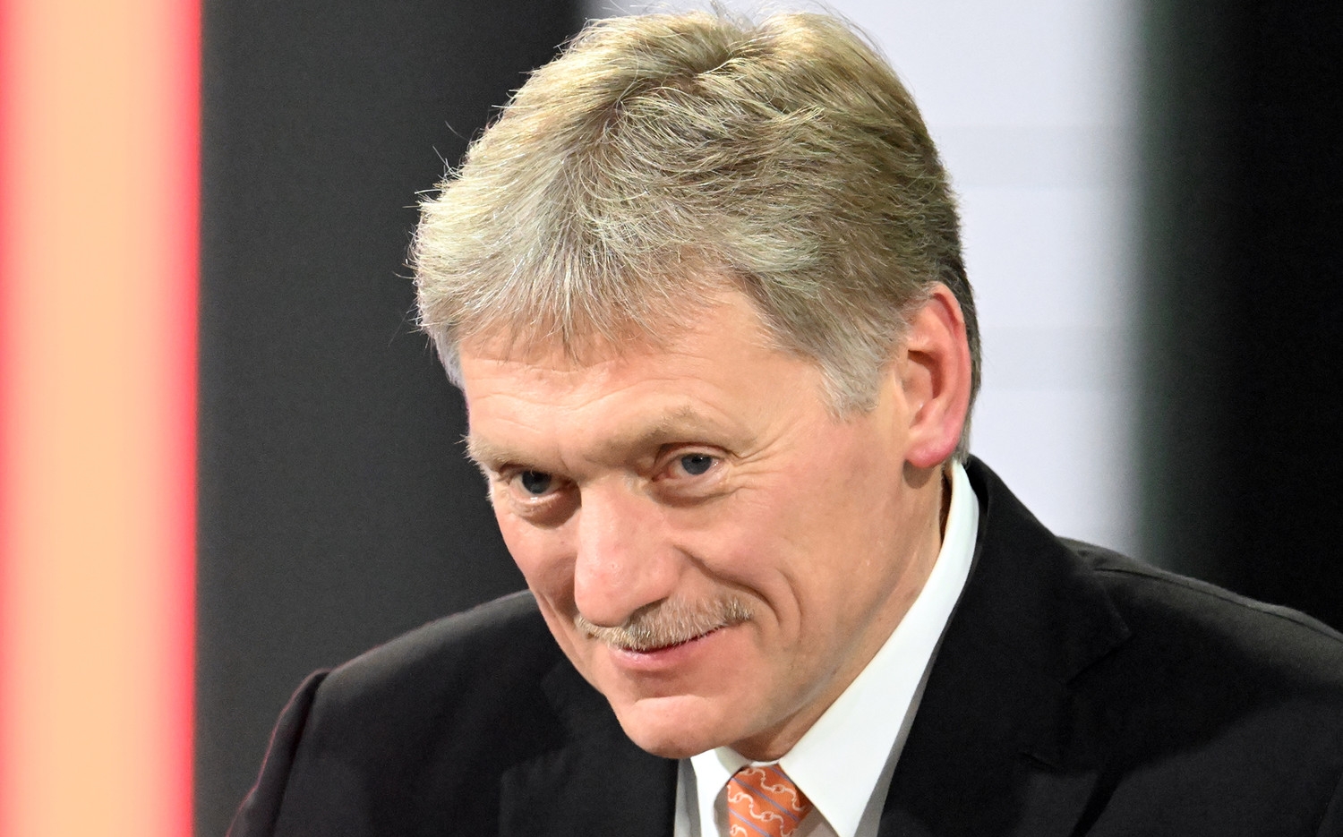 Песков пошутил о коалиции желающих во время проверки кол-центра прямой линии с Путиным