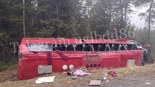 Пассажирский автобус перевернулся на трассе в Югре