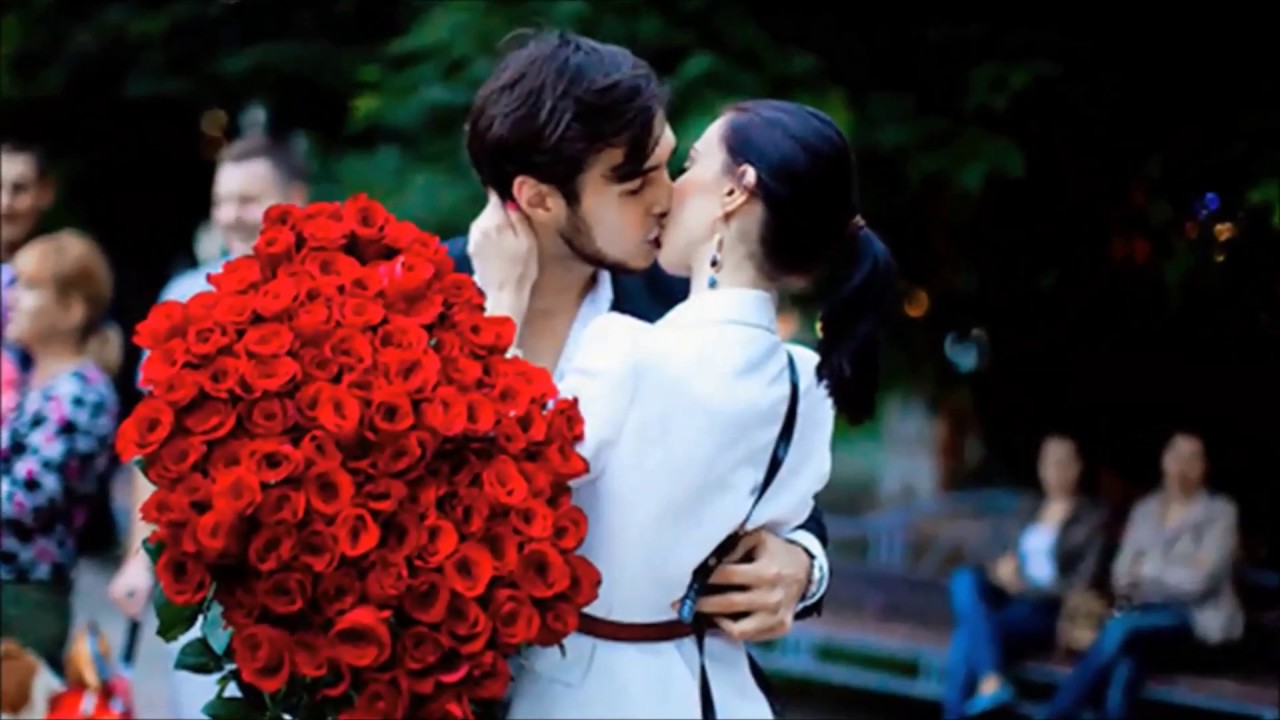 Он ей букет подарил. Он ей букет подарил. Мужчина на коленях с цветами. Мужчина с цветами. Мужчина с букетом красных роз.