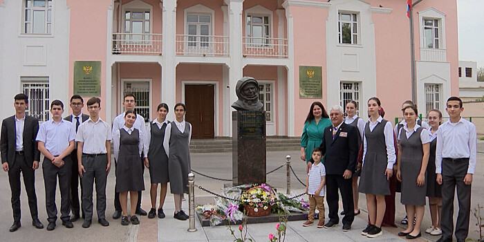К бюсту Гагарина в Ашхабаде возложили цветы