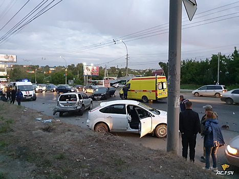 В Новосибирске на Ватутина Lexus устроил массовое ДТП