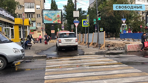 Перекрытую Большую Казачью саратовские водители массово объезжают по тротуару