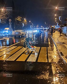 Автомобиль такси сбил на «зебре» женщину с коляской в Сочи