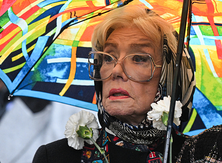 Актриса Вера Алентова во время церемонии открытия скульптурной группы основателям Камерного театра Александру Таирову и Алисе Коонен у Драматического театра им. А. С. Пушкина в Москве, 2025 год