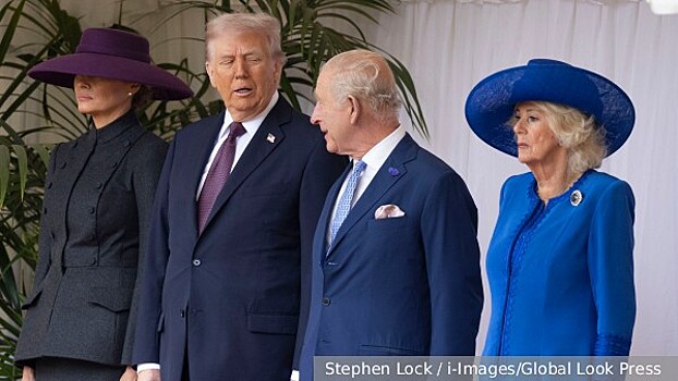 Трамп посмеялся над шуткой Карла III и обменялся с королевской четой подарками