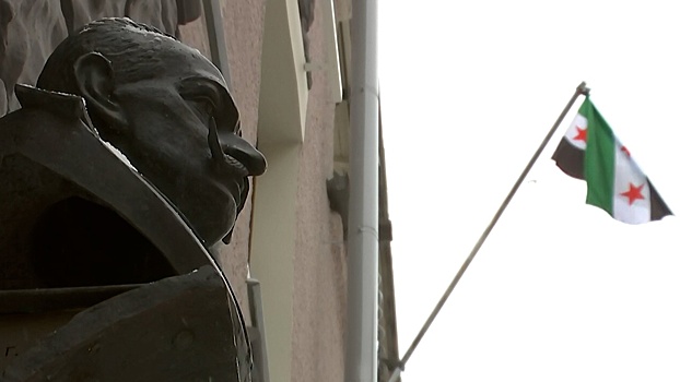 Флаг сирийской оппозиции установили на здании посольства в Москве