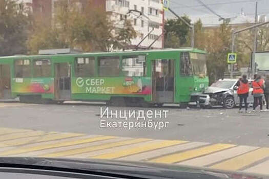 В Екатеринбурге водитель Chevrolet врезался в трамвай