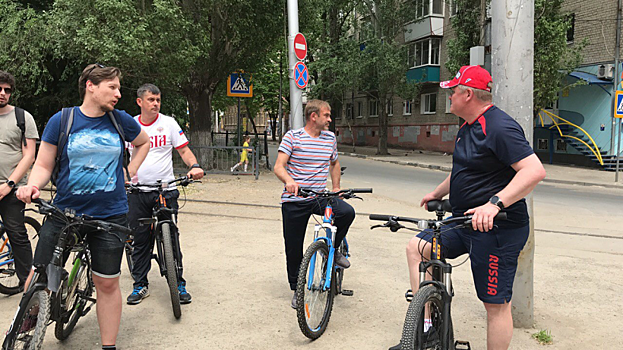 В центре Саратова заметили мэра Исаева на велосипеде
