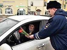 Сотрудники ГИБДД поздравили автоледи в Вологде с наступающим 8 Марта
